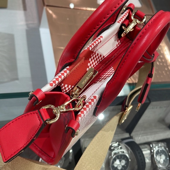 Michael Kors Mirella Extra-Small Logo Crossbody XBODY Shopper Bag
Bright Red
NWT - Picture 10 of 16